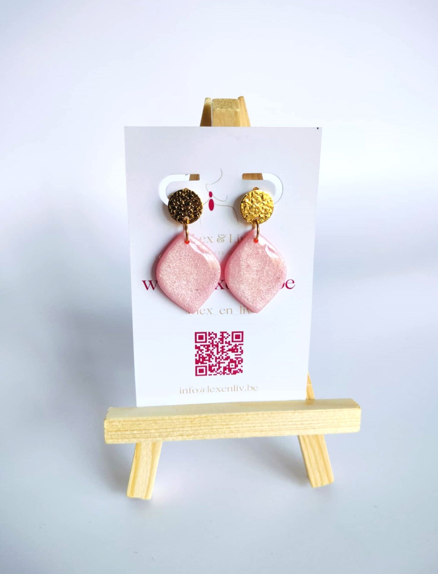 Roze druppel met gouden accent