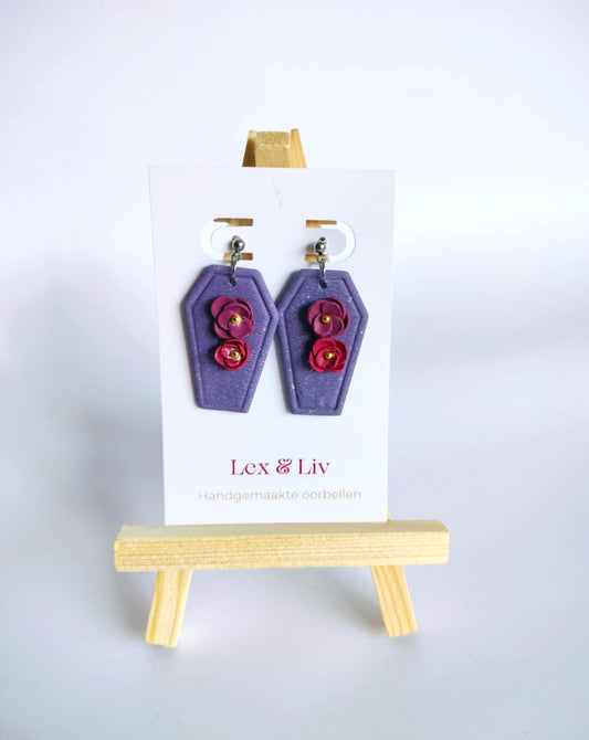 Paarse doodskisten met bloemetjes