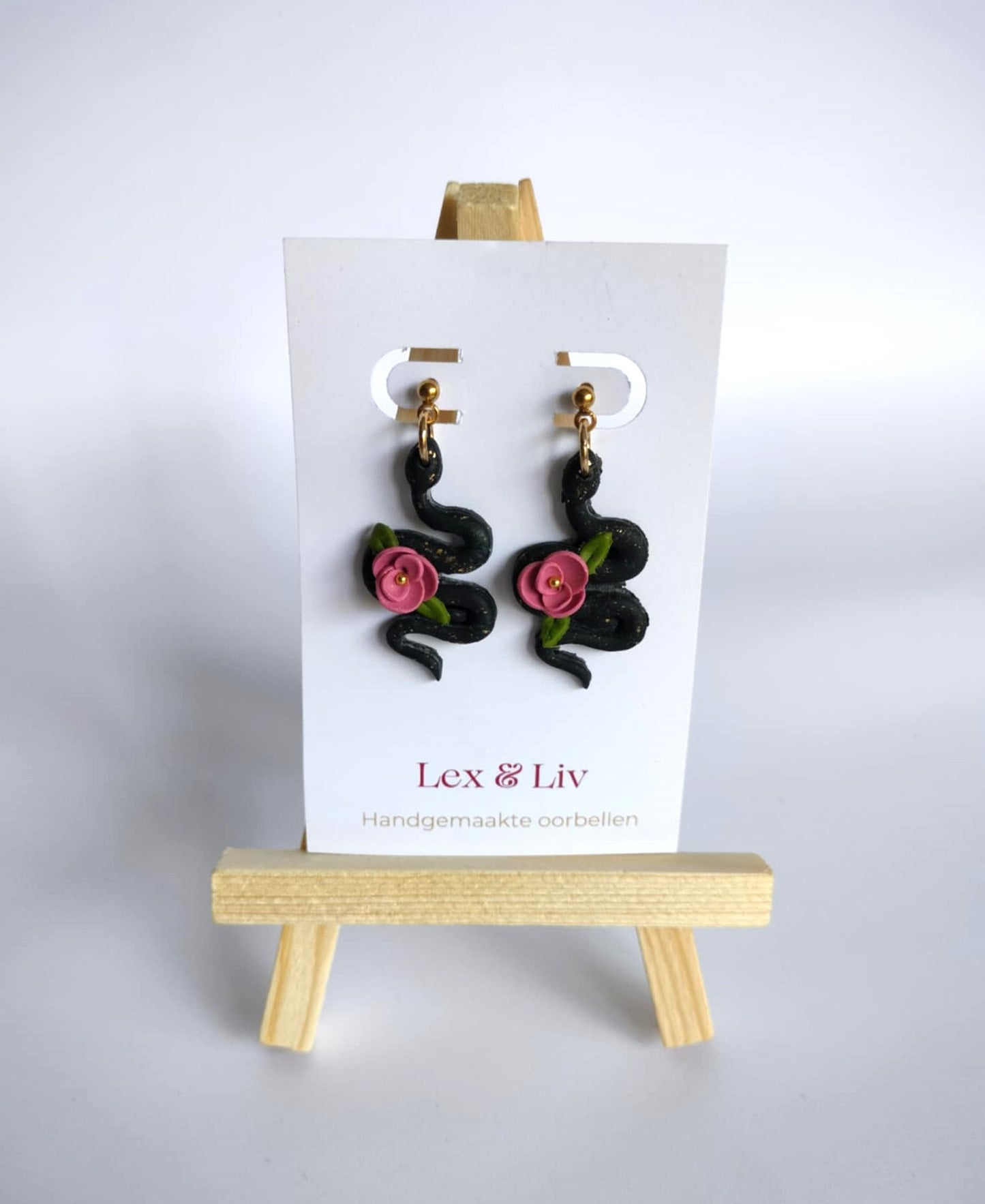 Zwarte slang met bloem